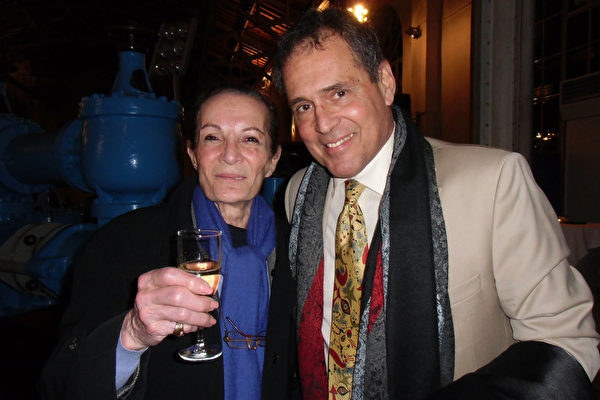 Martin Laroche（左）和友人2月26日晚观看了日内瓦今年第二场神韵。（张妮／大纪元 ）