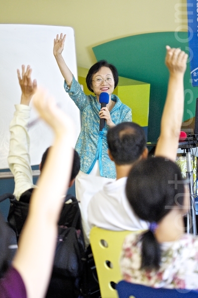 陈彦玲在圣荷西讲授《如何建立孩子的自信心》,表示举手发言能发言展现孩子的自信心。(摄影:李欧 / 大纪元) 陈彦玲在圣荷西讲授《如何建立孩子的自信心》,表示举手发言能发言展现孩子的自信心。(摄影:李欧 / 大纪元)