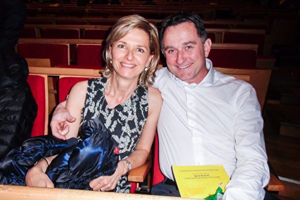 工程师Laurent Cassan 2月27日晚观赏了日内瓦BFM剧院的神韵演出 。（张妮/大纪元 ）