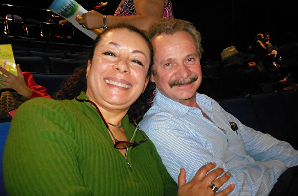 经济学家Alma Delia Saintremy女士与牙科诊所老板Fernando Ibarra Martinez观赏演出之后表示,她认为神韵演员们所做的一切都非常精准。(李辰/大纪元) 经济学家Alma Delia Saintremy女士与牙科诊所老板Fernando Ibarra Martinez观赏演出之后表示,她认为神韵演员们所做的一切都非常精准。(李辰/大纪元)