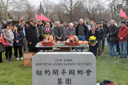 紐約開平同鄉會組織過百名鄉親到新州的墓園祭祖。(紐約開平同鄉會提供)