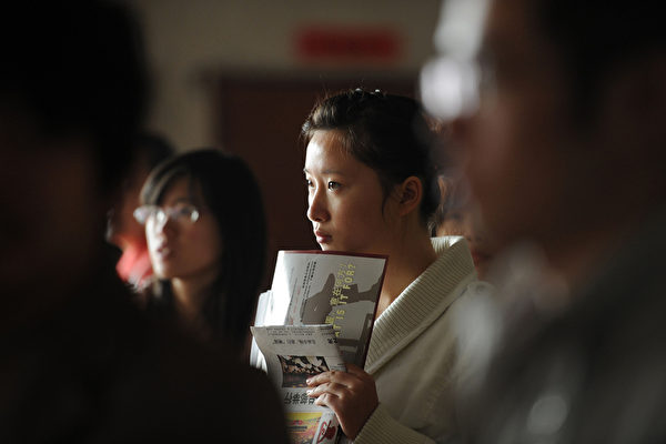 近日，国际杂志《自然》期刊发表的一项研究成果表明，国家越腐败，年轻人越不诚实，参与实验的中国年轻人也显示了这一点。图为，一位大陆大学生在看公告栏。(STR/AFP/Getty Images)
