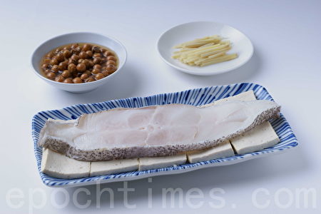年年有余_树子蒸鳕鱼豆腐，豆腐排盘后放入洗净的鳕鱼。（江柏逸／大纪元）    