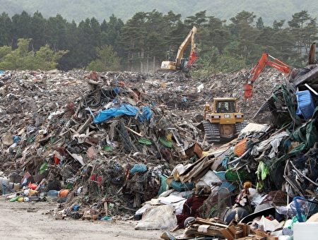 图为日本311地震及海啸过后,在重灾区留下满目疮痍的大片残骸景象。(JIJI PRESS/AFP/Getty Images)