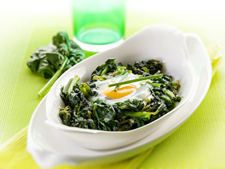 鸡蛋煮菠菜(Fotolia) 鸡蛋煮菠菜(Fotolia)