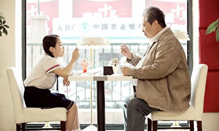 洪金寶飾演的爺爺老丁,跟小女孩小春花有許多深刻互動。(華映娛樂提供)
