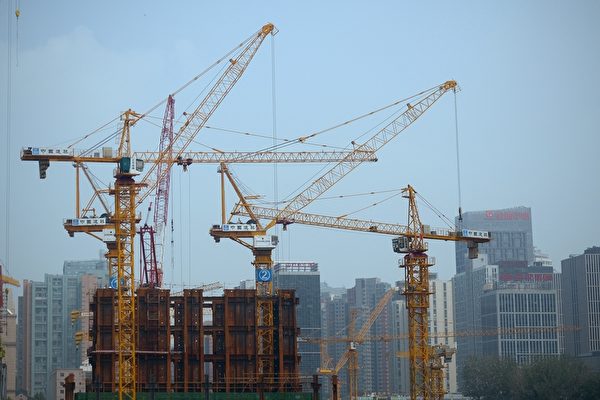 大陆房价疯涨，一线城市和二线主要城市的交易量激增，业界担忧房产泡沫被推升。图为北京一处建筑工地。(WANG ZHAO/AFP/Getty Images)