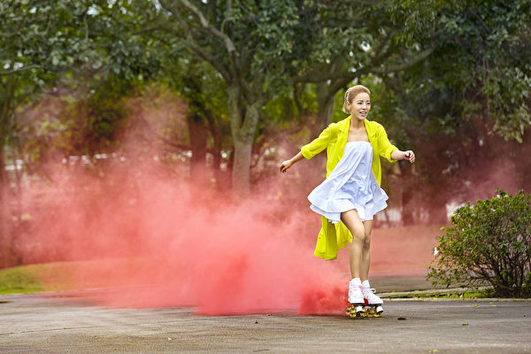 丁噹拍攝《想戀一個愛》MV場景，溜冰鞋會噴發出粉紅煙火。（相信音樂提供）