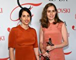 圖為2015年6月1日Floriana Gavriel (左) and Rachel Mansur（右）於紐約林肯中心參加2015 CFDA Award（美國時裝設計師協會獎）。（Dimitrios Kambouris/Getty Images）