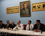 市警五分局局长康诺利(Thomas Connolly)通报过去一个月辖区内的治安情况。(蔡溶/大纪元)