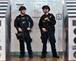 2016年11月21日，九月警方將一，原因是他想要在時代廣場發起一次尼斯式的恐怖襲擊。圖為紐約市警察在時代廣場地鐵站值勤。（JEWEL SAMAD/AFP/Getty Images）