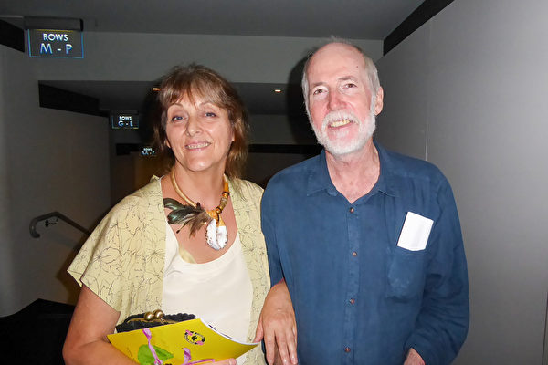 Claire Larrivee和丈夫Peter Walker一同观赏了当天的演出。Larrivee女士称赞神韵巧妙地运用了对比色,整体色调无比绚丽,且非常纯净。(史迪/大纪元) Claire Larrivee和丈夫Peter Walker一同观赏了当天的演出。Larrivee女士称赞神韵巧妙地运用了对比色,整体色调无比绚丽,且非常纯净。(史迪/大纪元)