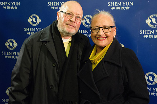 观看了2016年3月5日神韵演出的Jean Smith说,“这场演出精彩绝伦!我觉得自己的心被天堂触动了”。(新唐人电视台提供) 观看了2016年3月5日神韵演出的Jean Smith说,“这场演出精彩绝伦!我觉得自己的心被天堂触动了”。(新唐人电视台提供)