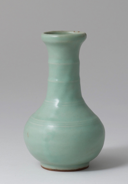 南宋龙泉窑竹节颈直底足青瓷瓶,高14.5厘米。(Courtesy of Zetterquist Galleries) 南宋龙泉窑竹节颈直底足青瓷瓶,高14.5厘米。(Courtesy of Zetterquist Galleries)