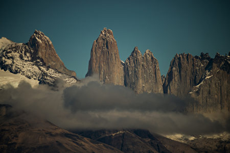 智利百内国家公园内三塔山。(GOBIERNO REGIONAL DE MAGALLANES/AFP) 智利百内国家公园内三塔山。(GOBIERNO REGIONAL DE MAGALLANES/AFP)