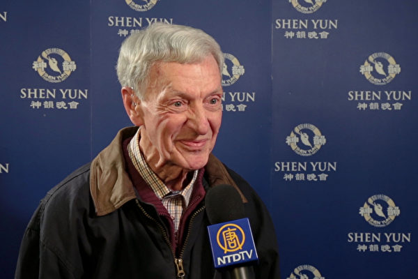 Arthur Farndell是一位退休語言教師,他在觀看神韻演出後表示,神韻演出告訴人們,真正的家在天堂。(新唐人電視台提供) Arthur Farndell是一位退休語言教師,他在觀看神韻演出後表示,神韻演出告訴人們,真正的家在天堂。(新唐人電視台提供)