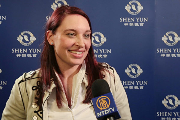 Ellen Parsons是一名教師。她在觀看了英國伯明翰最後一場演出後表示:「我對這場秀的整體感受是,曾經有天人來自天堂,將神傳文化傳給了人。」(新唐人電視台提供) Ellen Parsons是一名教師。她在觀看了英國伯明翰最後一場演出後表示:「我對這場秀的整體感受是,曾經有天人來自天堂,將神傳文化傳給了人。」(新唐人電視台提供)