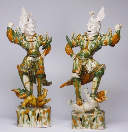 唐三彩天王俑一对,高101.5 、103厘米。(Courtesy of Berwald Oriental Art) 唐三彩天王俑一对,高101.5 、103厘米。(Courtesy of Berwald Oriental Art)