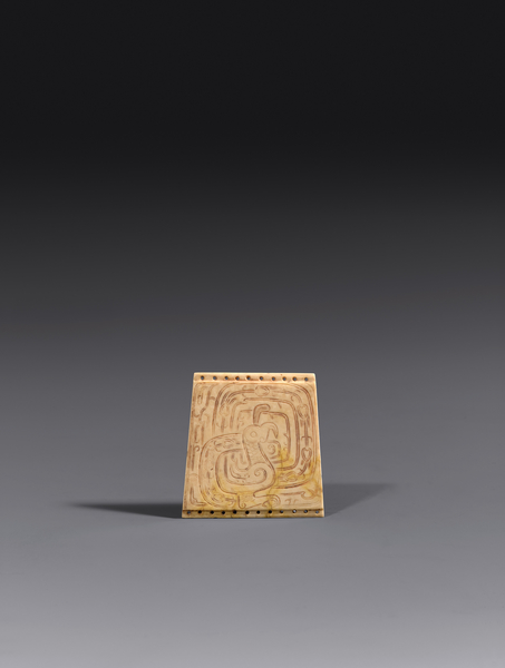 西周孔雀纹玉饰,高5.3厘米。(Oren Eckhaus, courtesy of J.J. Lally & Co.) 西周孔雀纹玉饰,高5.3厘米。(Oren Eckhaus, courtesy of J.J. Lally & Co.)