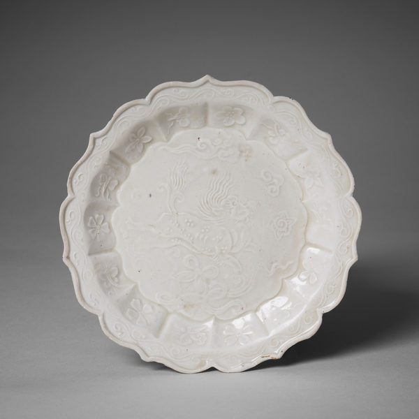 金代定窑印花菱口盘,直径13.8厘米。(Courtesy of Zetterquist Galleries) 金代定窑印花菱口盘,直径13.8厘米。(Courtesy of Zetterquist Galleries)