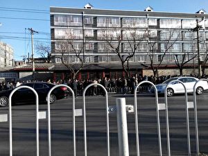 3月7日是中共两会第五天,中共国家信访局前人山人海,上万访民排起一公里长龙,与此同时,截访人员与警察持续抓捕访民。(访民提供)