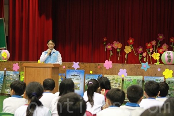 「愛惜地球資源,扎根品格教育」活動,文苑國小許嘉勳校長勉勵致詞。(許享富 /大紀元)
「愛惜地球資源,扎根品格教育」活動,文苑國小許嘉勳校長勉勵致詞。(許享富 /大紀元)
