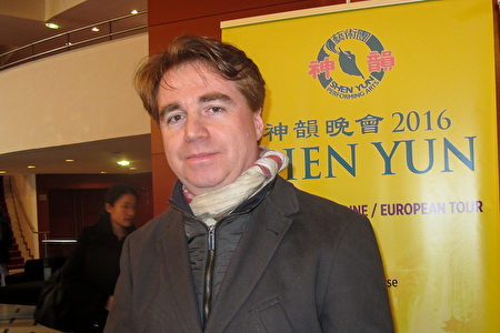 3月9日,艾克斯-马赛大学研究主管Jean-Philippe Gouillard观看乐法国南部普罗旺斯大剧院的神韵演出。(张妮/大纪元) 3月9日,艾克斯-马赛大学研究主管Jean-Philippe Gouillard观看乐法国南部普罗旺斯大剧院的神韵演出。(张妮/大纪元)