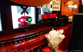 咖喱餐厅模型火车上菜 好个微型铁博馆