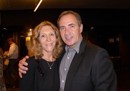 2016年3月11日晚，大公司高管John Autel先生与太太Robyn Autel在悉尼Lyric剧院观看了神韵演出。（史迪/大纪元）