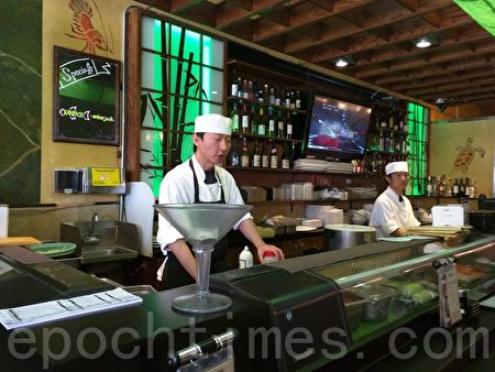 相较于其他员工流动性高的餐厅，在Mikomi Sushi服务的员工都做得比较久。（徐曼沅/大纪元）