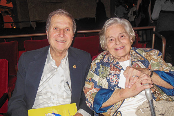 3月12日， Alexander Artisuk和太太Ruth Artisuk观看了美国巡回艺术团在伊利诺伊州罗克福德市科罗纳多艺术表演中心（Coronado Performing Arts Center）的第二场演出。（李辰／大纪元）