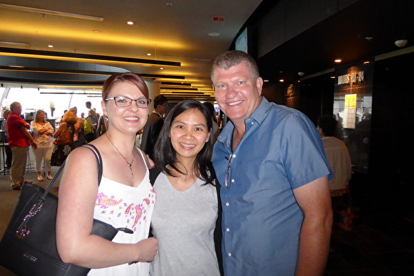2016年3月13日下午，John Jukiel先生与太太Bhuc Jukiel（中）、妹妹Cathy Jukiel在悉尼Lyric剧院观看了神韵演出。（史迪/大纪元）