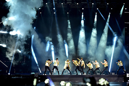 韩国男团EXO在马来西亚吉隆坡举行“EXO PLANET #2 The EXO'LuXion”演唱会。(图/星艺娱乐提供) 韩国男团EXO在马来西亚吉隆坡举行“EXO PLANET #2 The EXO'LuXion”演唱会。(图/星艺娱乐提供)