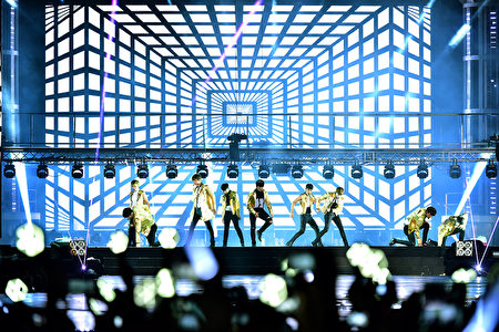 韩国男团EXO在马来西亚吉隆坡举行“EXO PLANET #2 The EXO'LuXion”演唱会。(图/星艺娱乐提供) 韩国男团EXO在马来西亚吉隆坡举行“EXO PLANET #2 The EXO'LuXion”演唱会。(图/星艺娱乐提供)