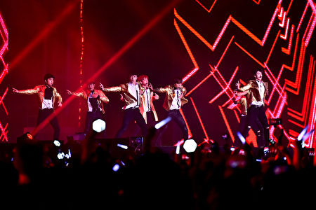 韩国男团EXO在马来西亚吉隆坡举行“EXO PLANET #2 The EXO'LuXion”演唱会。(图/星艺娱乐提供) 韩国男团EXO在马来西亚吉隆坡举行“EXO PLANET #2 The EXO'LuXion”演唱会。(图/星艺娱乐提供)