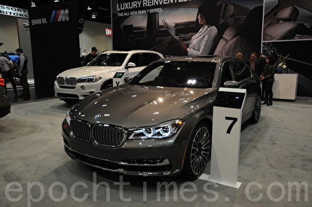 2016年3月9日-13日,卡爾加里國際汽車展在BMO中心舉辦。圖為2017款BMW 7系豪華車。(童宇/大紀元) 2016年3月9日-13日,卡爾加里國際汽車展在BMO中心舉辦。圖為2017款BMW 7系豪華車。(童宇/大紀元)