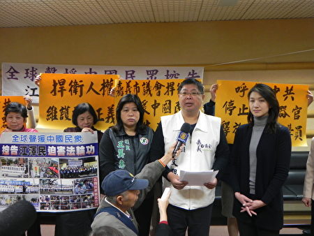 民進黨團總召蔡文旭議員(右2)接受採訪時,呼籲我中央政府對普世人權要有堅強捍衛的態度,並特別呼籲中國政府馬上停止對法輪功成員的迫害。(蔡上海/大紀元) 民進黨團總召蔡文旭議員(右2)接受採訪時,呼籲我中央政府對普世人權要有堅強捍衛的態度,並特別呼籲中國政府馬上停止對法輪功成員的迫害。(蔡上海/大紀元)