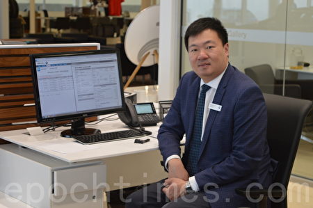 車行租賃部門經理姚先生(Jimmy Yiu)介紹,租賃的最大好處,是規避了車輛貶值的風險,替車主省心。(郭孝景/大紀元) 車行租賃部門經理姚先生(Jimmy Yiu)介紹,租賃的最大好處,是規避了車輛貶值的風險,替車主省心。(郭孝景/大紀元)