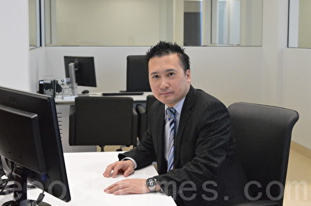 車貸部門經理謝先生(Robin Tse)介紹,貸款買車是搭建信用記錄的最佳方式。(郭孝景/大紀元) 車貸部門經理謝先生(Robin Tse)介紹,貸款買車是搭建信用記錄的最佳方式。(郭孝景/大紀元)