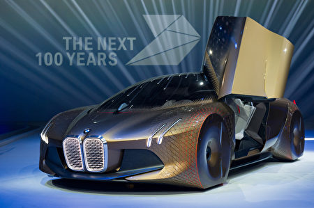 宝马献给100周年的作品是一辆Vision Next 100 Concept金色高端概念车,这款车支持自动驾驶模式。(Lennart Preiss/Getty Images) 宝马献给100周年的作品是一辆Vision Next 100 Concept金色高端概念车,这款车支持自动驾驶模式。(Lennart Preiss/Getty Images)