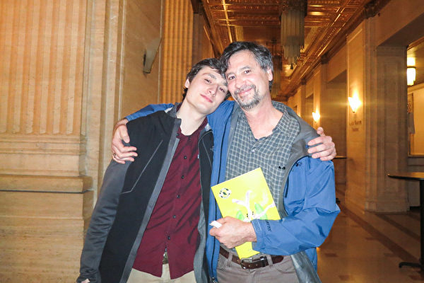 记录片导演David Simpson(右)和儿子Jasha观看了3月15日晚在芝加哥歌剧院的神韵演出。（唐明镜／大纪元）