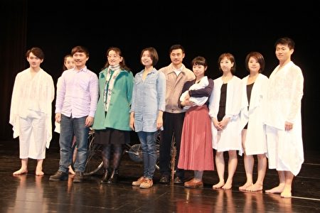 “海岛演剧”合照。(郭千华/大纪元) “海岛演剧”合照。(郭千华/大纪元)