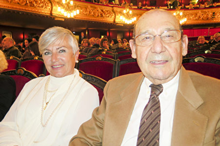 主治医生Jose Maria Martin偕夫人观看了3月17日西班牙巴塞罗那的神韵演出。 （文华／大纪元）