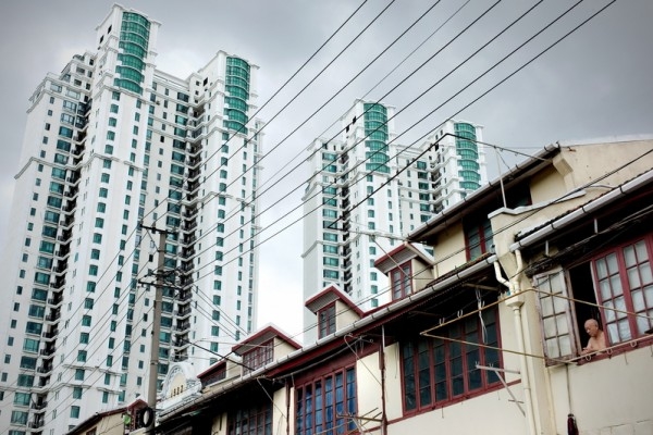 陆媒2月份报导，上海房价3天涨30万。图为上海一居民区的高层公寓。（PHILIPPE LOPEZ/AFP/Getty Images）