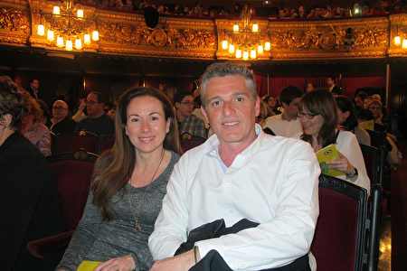 2016年3月18日晚，西班牙国家电视台TVE电视制作人Sonia Sancho和男友Xavier Anton在巴塞罗那里西奥大剧院观看了神韵演出。（麦蕾／大纪元）                   