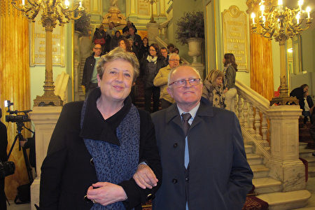 3月18日晚，欧洲文化协会主席Sitges先生与太太在巴塞罗那观看了神韵演出。（麦蕾／大纪元）                          