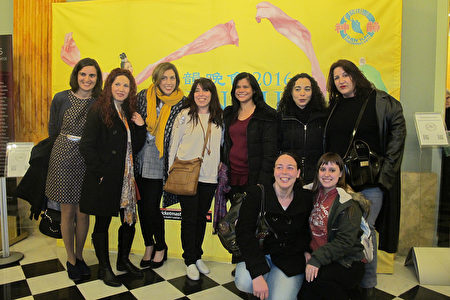 3月18日晚，巴塞罗那舞蹈学校Piramidance的学生和老师一起在里西奥大剧院观看了神韵演出。（麦蕾／大纪元）                        