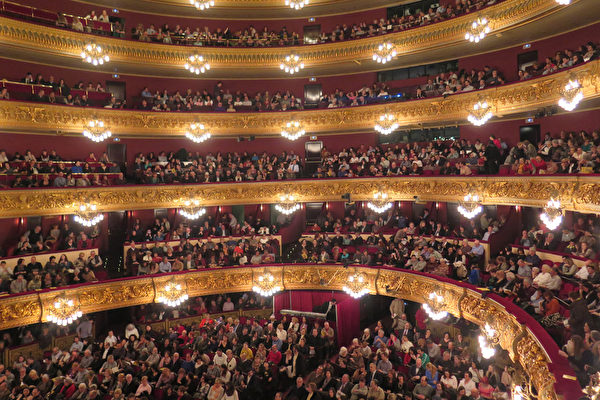 2016年3月18日晚9点开演前，西班牙巴塞罗那里西奥大剧院的观众热切等待神韵演出拉开帷幕。（文华／大纪元）