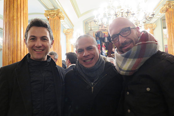 3月18日，Joaquin Carre?o Garcia（右）和William Mejias（中）与友人一起观看了神韵2016年在西班牙的最后一场演出。（文华/大纪元）