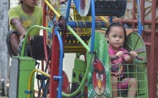 組圖：印尼貧童夢幻島 行動遊樂園圓夢